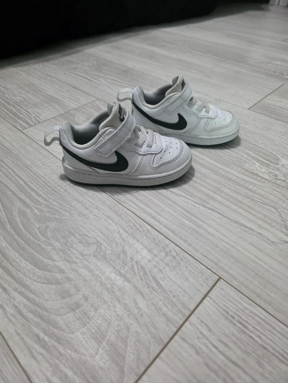 Toddler Boy Size 7C Green And White Nike Shoes